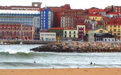 Pesca en la playa de Poniente de Asturias
