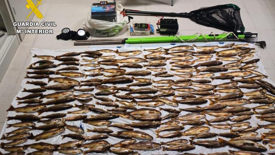 200 truchas en el maletero pescadas con electrocución