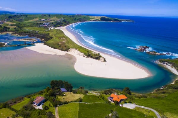 Pesca en Playa de Oyambre