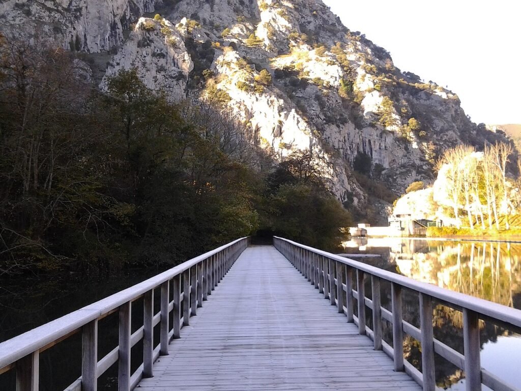Embalse de Valdemurio, en Quirós (Asturias), visto desde la Senda del Oso